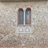 ...Ma ci sono anche diverse bifore che, oltre a quella del balcone, decorano le finestre�