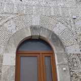 Notiamo ad esempio come sulla chiave di volta dell�arco che incornicia la porta d�ingresso siano incise le iniziali P.G. (�Policarpo Gerardo�): si riferiscono al pap� di Giulio che all�inizio del 900 costru� la palazzina