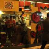 Concerto improvvisato nella lavanderia in via Crisanzio