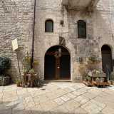 Ed � proprio al piano terra dell�antico edificio che si trova l�abitazione di Carla, facilmente riconoscibile perch� circondata da vasi e piante di ogni tipo