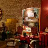 Ci si ritrova cos� in una sala arredata con una sfarzosa mobilia risalente all�800...