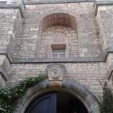Il portone dell'ingresso principale del monastero: � visibile lo stemma che reca il simbolo dei benedettini, una scala poggiata su tre colli e una stella. Pi� in alto si affaccia la loggetta della stanza dell'Abbate