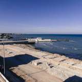 Un gentile signore ci permette di salire sulla terrazza del suo appartamento per ammirare dall'alto il "nuovo" lungomare. Qui ci voltiamo verso sinistra...