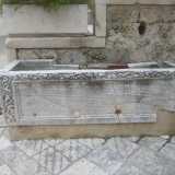 Parte frontale del sarcofago medievale della badessa Guisanda Sebaste collocato nel cortile interno del castello, a ridosso della scalinata che conduce al piano superiore. L'angolo inferiore destro � danneggiato