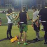 Il gruppo indossa le cinture per giocare a flag football