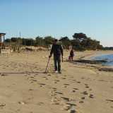 Sempre su una spiaggia alla ricerca di oggetti preziosi