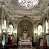 L'interno della chiesetta. Dietro l'altare si nota il quadro di San Michele intento a sconfiggere Lucifero, mentre a sinistra spicca la statua dorata del santo
