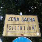 Sulla strada che conduce all'Abbazia spuntano dei cartelli in latino che invitano al silenzio