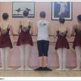 Una classe di danza classica durante gli esercizi alla sbarra