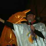 Don Salvatore De Pascale mentre canta sul carro