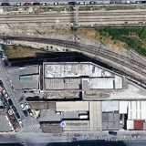 ...che si adatta all�andamento curvilineo degli adiacenti binari della ferrovia, sui quali l�immobile si affaccia