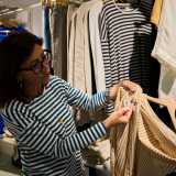 Di lino � fatta infine una camicia a strisce verticalibianche e gialle. �Richiede meno acqua di lavorazione rispetto al cotone � avverte Sabina �, ma offre ugualmente comfort e durata�