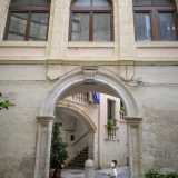 E al centro del prospetto si apre l'arco in pietra chiara che d� accesso alla corte del palazzo