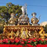 Specializzandosi poi nella creazione delle basi processionali: i sostegni in legno dorato che reggono le statue portate in processione
