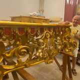 ...mestiere che prevede l�intaglio del legno il quale viene poi ridefinito con l�applicazione di foglie d�oro o altri metalli preziosi...