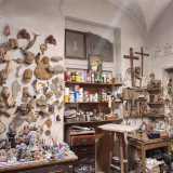 Una volta entrati veniamo accolti da un susseguirsi di opere in cartapesta...