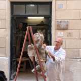 La bottega di Mario di Donfrancesco, aperta nel 1979, si trova in via Francesco Antonio D�Amelio, a pochi passi da piazza Sant�Oronzo, nel cuore del centro storico di Lecce