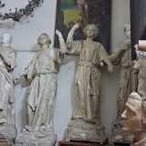 ..., altre in fase di restauro come le figure allegoriche raffiguranti giovani fanciulli...