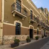 ...all�ex fabbrica di letti De Risi nel quartiere Picone