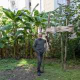 ...il quale ci viene subito incontro accompagnandoci nel giardino interno