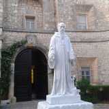 La statua di san Benedetto posta davanti all'ingresso: su di essa � incisa l'iscrizione con la prima parola della sua regola: Ascolta