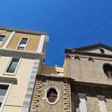 Davanti a noi si erge la facciata della chiesa, stretta in un abbraccio di pietra con l�imponente mole del palazzo dei Missionari...