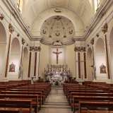 Non ci resta ora che entrare. Ci ritroviamo in un ampio e luminoso spazio suddiviso in tre navate. Fu l�ingegnere Signorile Bianchi negli anni 30 a utilizzare la struttura della chiesa ottocentesca come navata centrale...