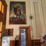 Proseguendo verso la navata sinistra, sopra l�ingresso per la sagrestia e gli uffici parrocchiali, spicca la tela di San Rocco