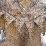 ..., la cui alta volta � decorata da dodici archetti acuti pensili racchiusi da una cornice quadrata con motivi vegetali. Ai quattro angoli si trovano quattro elementi decorativi a conchiglia (foto di Sailko)
