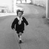 ...� ripreso mentre corre per un vicolo del borgo Sette Torri...