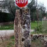 Il terzo menhir di Terlizzi � diventato la colonna portante di un segnale stradale