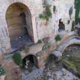 Spingendoci fino in fondo al vico si pu� osservare il notevole dislivello di circa 15 metri tra la parte alta e la parte bassa, proprio l� dove � presente una fornace medievale