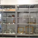 Museo degli strumenti di fisica: parte della vetrata di uno dei grandi armadi contenente bilance