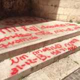 I gradini della chiesa di San Gregorio imbrattati da scritte d'amore