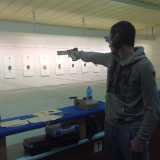 Domenico Accettura mentre punta la pistola