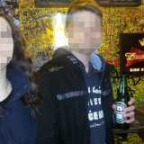 Claudio e Elisa acquistano una birra in un altro locale situato nella citt� vecchia di Bari