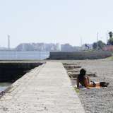 La spiaggia di ciottoli che affianca il lungomare IX maggio