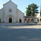 La facciata in stile romanico della chiesa in stile romanico del 1952: sul lato destro si intravede il porticato che la collega al monastero