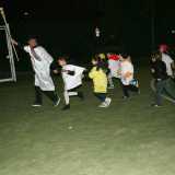 Don Salvatore seguito dai bambini dopo il corteo
