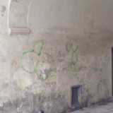 Macchiato anche l'interno dell'Arco Alto 