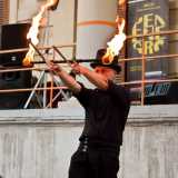 Stefano durate una performance di giocoleria con il fuoco