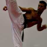 Filippo Mitola mentre esegue un mawashi geri, un calcio rotante