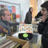 Franco durante un mercatino di vinili