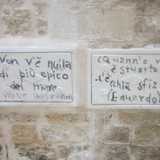 Walter Benjamin ed Eduardo de Filippo su due griglie di ventilazione a Polignano a Mare