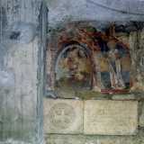 Tomba risalente all'XI secolo del sacerdote Smaragdo, Rettore della chiesa di San Martino, sito nel piano inferiore della chiesa. In alto l'affresco raffigurante un santo vescovo
