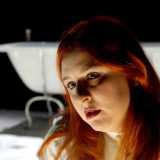 Primo piano dell'attrice barese Licia Lanera durante una recitazione