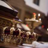 Le corone, simbolo del martirio che gli sposi condividono con Cristo