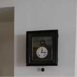 Un orologio da muro francese, risalente a 200 anni fa