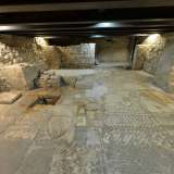 Pavimentazione a tasselli di pietra calcarea del monastero di San Benedetto