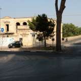 Per cercare di dare una risposta a questa montagna di interrogativi abbiamo visitato la costruzione. Si erge precisamente tra viale Pasteur e via delle Murge, poco prima del ponte di viale Solarino che costeggia il Policlinico